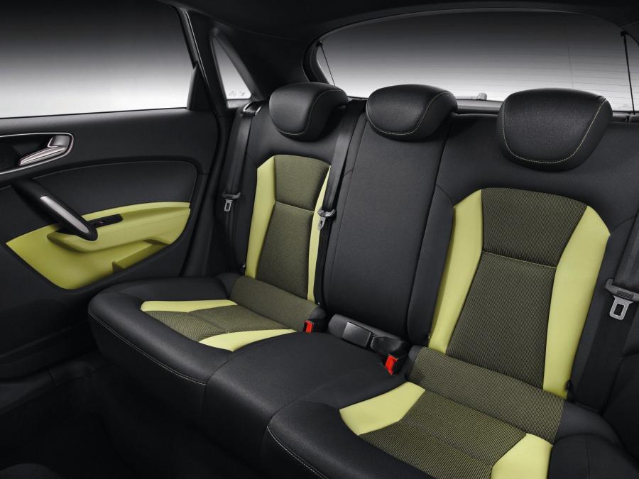 Интерьер Audi A1 Sportback TDI (8X) 2012 года  (фото 4 из 6)